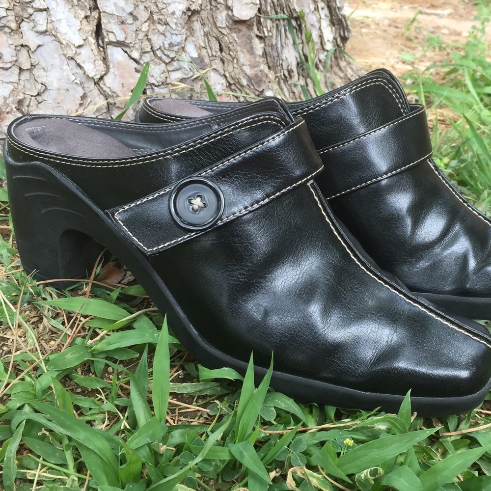 🖤Vegan Black "Pleather" Mules.